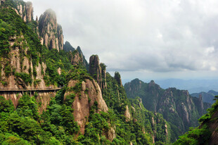 黄山奇峰间的蜿蜒栈道