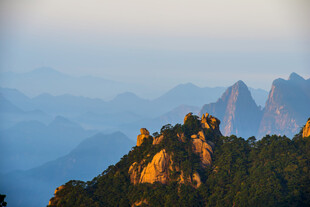 日出下的壮丽山景