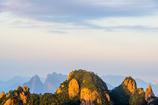 夕阳下的奇峻山峰景观