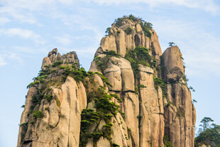 奇峰耸峙的壮丽山景
