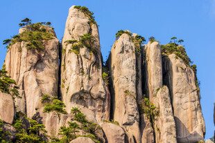 奇峰耸立的壮丽山景