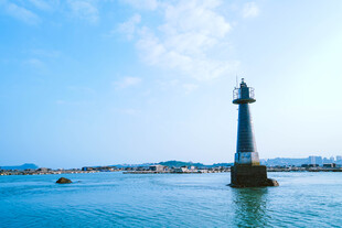 海上灯塔蓝天碧海景致