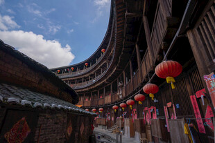 福建土楼内的红灯笼景致