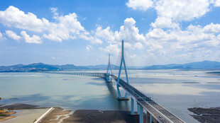 跨海大桥横跨碧海蓝天