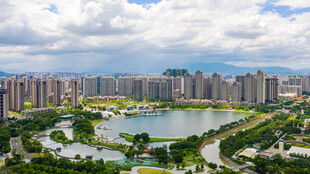 城市湖畔全景风光