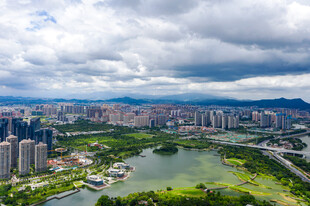 城市河畔全景风光