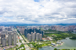 城市河畔高楼景观俯瞰图