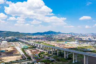 城市高架桥与远景风光