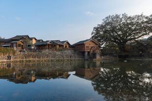 水乡古村宁静湖景倒影