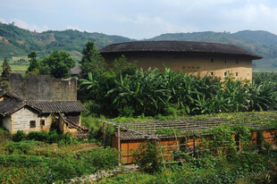 福建土楼旁的乡村景致