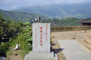 乡村纪念碑记录奋斗岁月