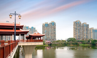 湖畔中式建筑与现代高楼