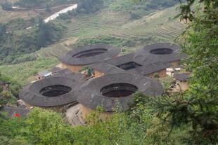 俯瞰山间圆形建筑群落