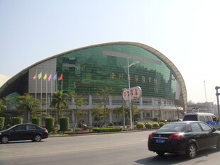 现代化弧形建筑外观