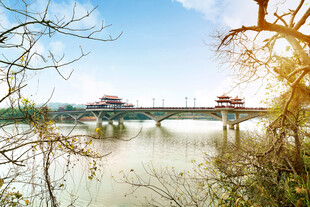 河畔古桥风景