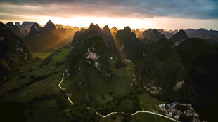 山间晨曦美景