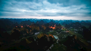 黄昏下的城镇夜景