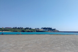 沙滩海景远方建筑清晰可见