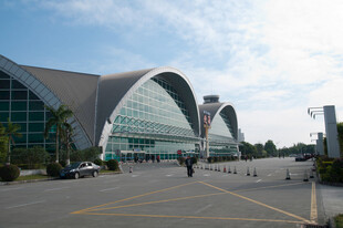 现代风格弧形建筑外观