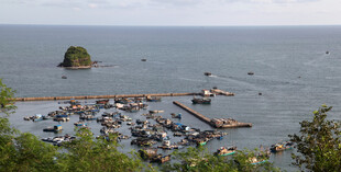 海边渔村码头风景