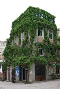 爬满绿植的古朴多层建筑