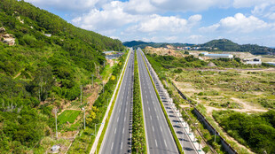 蜿蜒公路穿行于青山之间