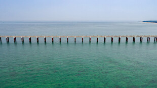 碧海栈桥宁静海上风光