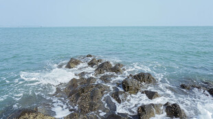 海浪拍击礁石的海边景致