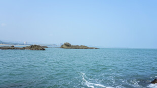 海边风景蔚蓝大海与礁石