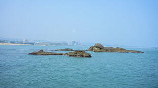 碧海礁石的静谧海景