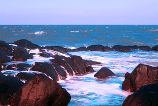 海边礁石与翻涌海浪