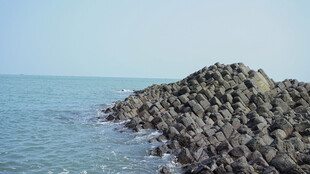 海边防波石堤