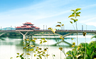 河畔古建桥景