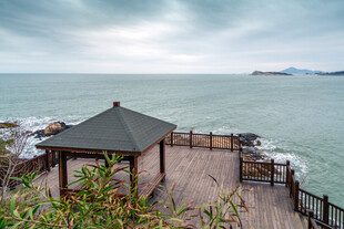 海边木质凉亭与辽阔海景