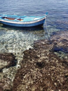 浅滩边停泊的蓝色小船