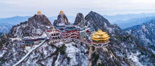 高山之巅的壮丽庙宇景观