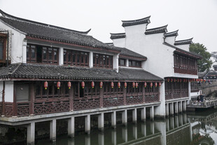 江南水乡古建筑临水而立
