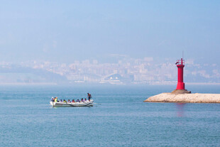 海上灯塔与船只的静谧画面