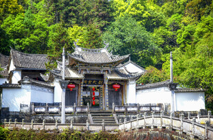 古雅中式建筑隐于山林间