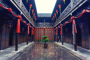 古巷中式庭院红灯笼美景