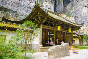 山间古建庙宇静谧清幽