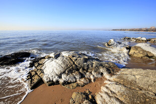 海边礁石与海浪风景图