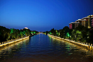 河畔夜景璀璨灯光映建筑