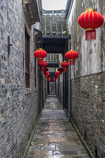 古巷红灯笼尽显中式韵味