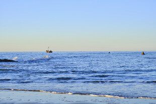 海边风光海面船只远景