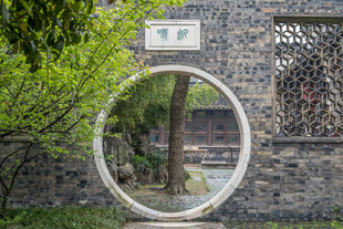 中式园林月洞门景观