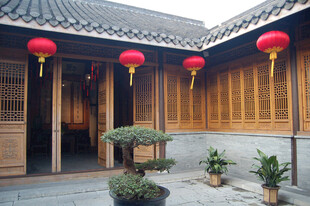 中式庭院挂红灯笼景致
