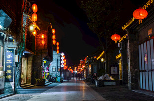 古街夜景红灯笼点亮夜色
