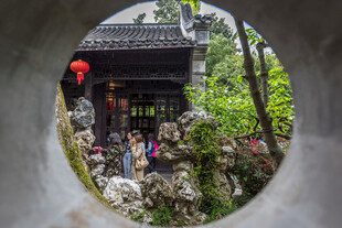 中式园林洞门景观一瞥