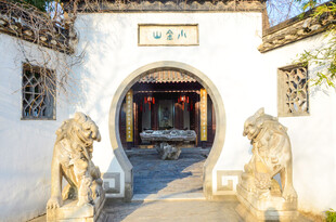 中式拱门建筑与石狮子